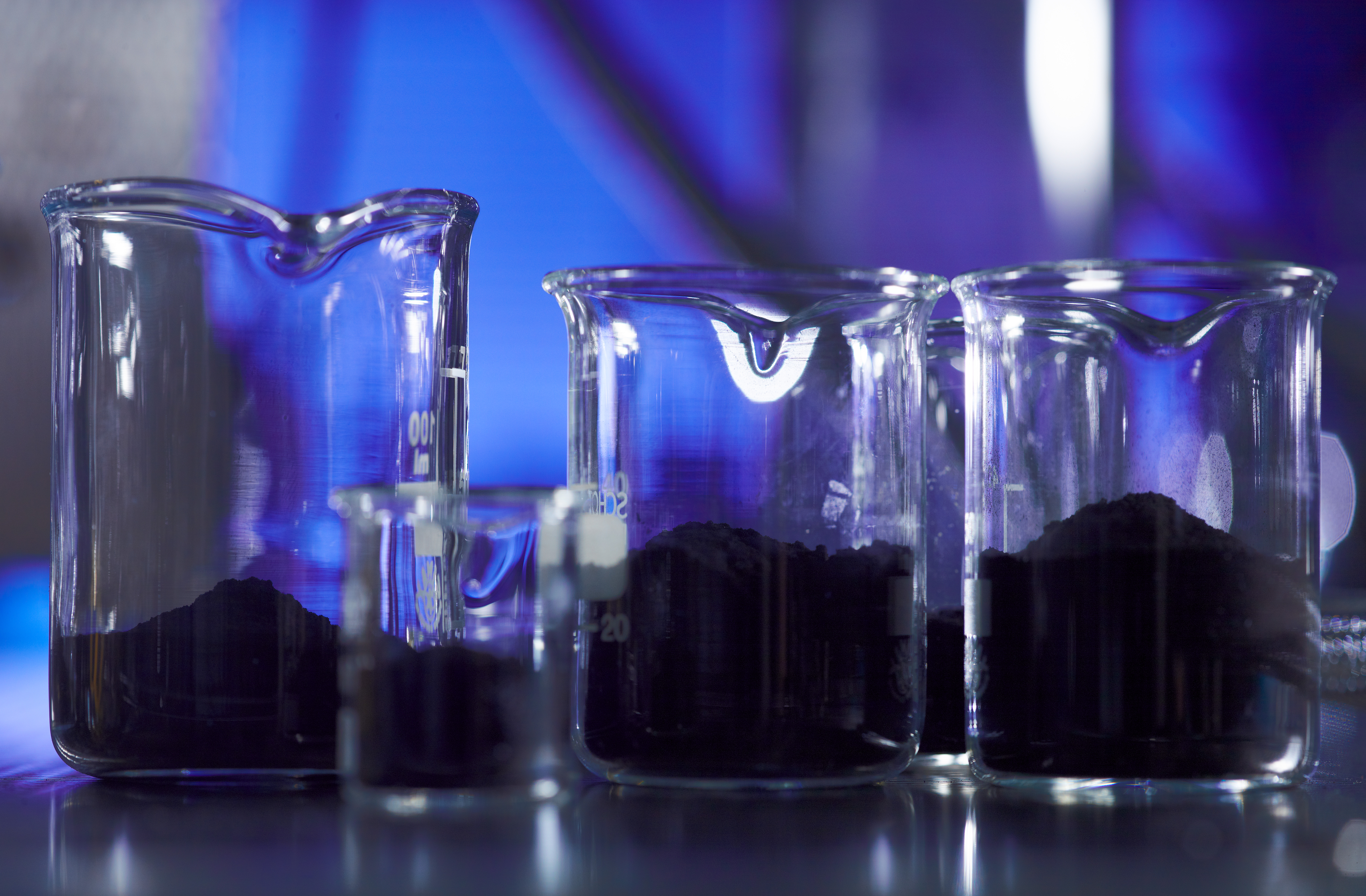 Beakers with Carbo Iron made of colloidal activated carbon and iron for cleaning chemically contaminated groundwater, PHoto: UFZ
