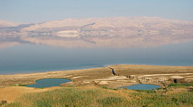 Sinkholes and surface springs in Samar (Western Dead Sea), the Jordan flank of the Dead Sea is visible in the background. Photo: Dr. Christian Siebert/UFZ