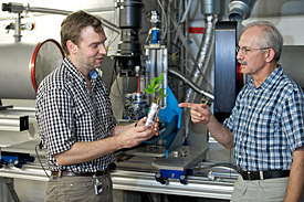 Sascha Oswald und Eberhard Lehmann an der Neutronentomografieanlage ICON am PSI