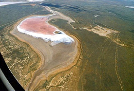 Auf dem Luftbild ist zum Vergleich ein in Südrussland befindlicher, heutiger Salzsee in seiner natürlichen Umgebung abgebildet.