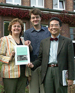 Dr. Sigrun Kabisch mit den beiden Herausgebern Prof. Sing C. Chew und Dr. Matthias Groß
