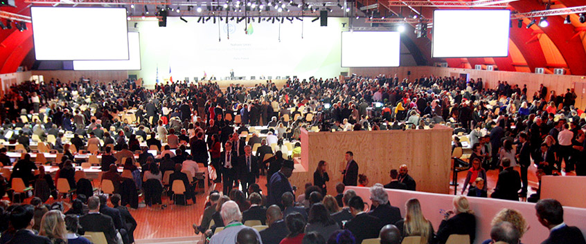 Department Umweltpolitik. Abschlussplenum Klimakonferenz in Paris 2015. Foto: Nick Reimer/klimaretter.info