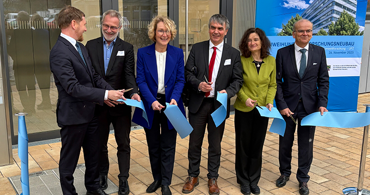 v.l.n.r.: MP Michael Kretschmer, Helmholtz-Präsident Dr. Martin Keller, Prof. Katrin Böhning-Gaese ( UFZ), Dr. Steffen Eichner (S-Anhalt), Dr. Sabine König (UFZ),  Dr. Rolf-Dieter Jungk (BMFTR)