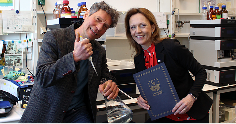 Professor Dr. Karsten Rinke und Wirtschaftsbeigeordnete Sandra Yvonne Stieger © Landeshauptstadt Magdeburg
