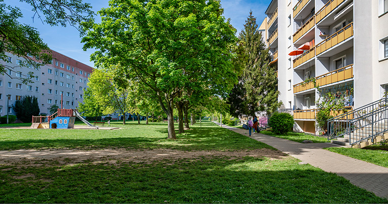 Ruhiger, grüner Innenhof mit Spielplatz ©André Künzelmann / UFZ