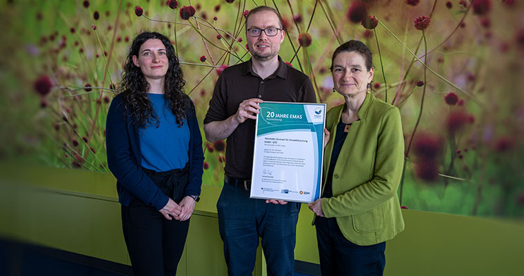 v.l.n.r.: Peggy Kirsten (Koordination Umweltmanagement UFZ), Patrick Hähnel (IHK zu Leipzig), Dr. Sabine König (Admin GF UFZ) ©Sebastian Wiedling / UFZ