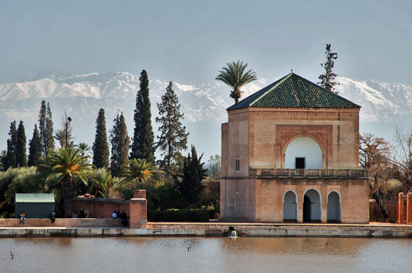 Foto: Pavillion in den Menara-Gärten von Marrakesch (Credit: Acp, Wikipedia)