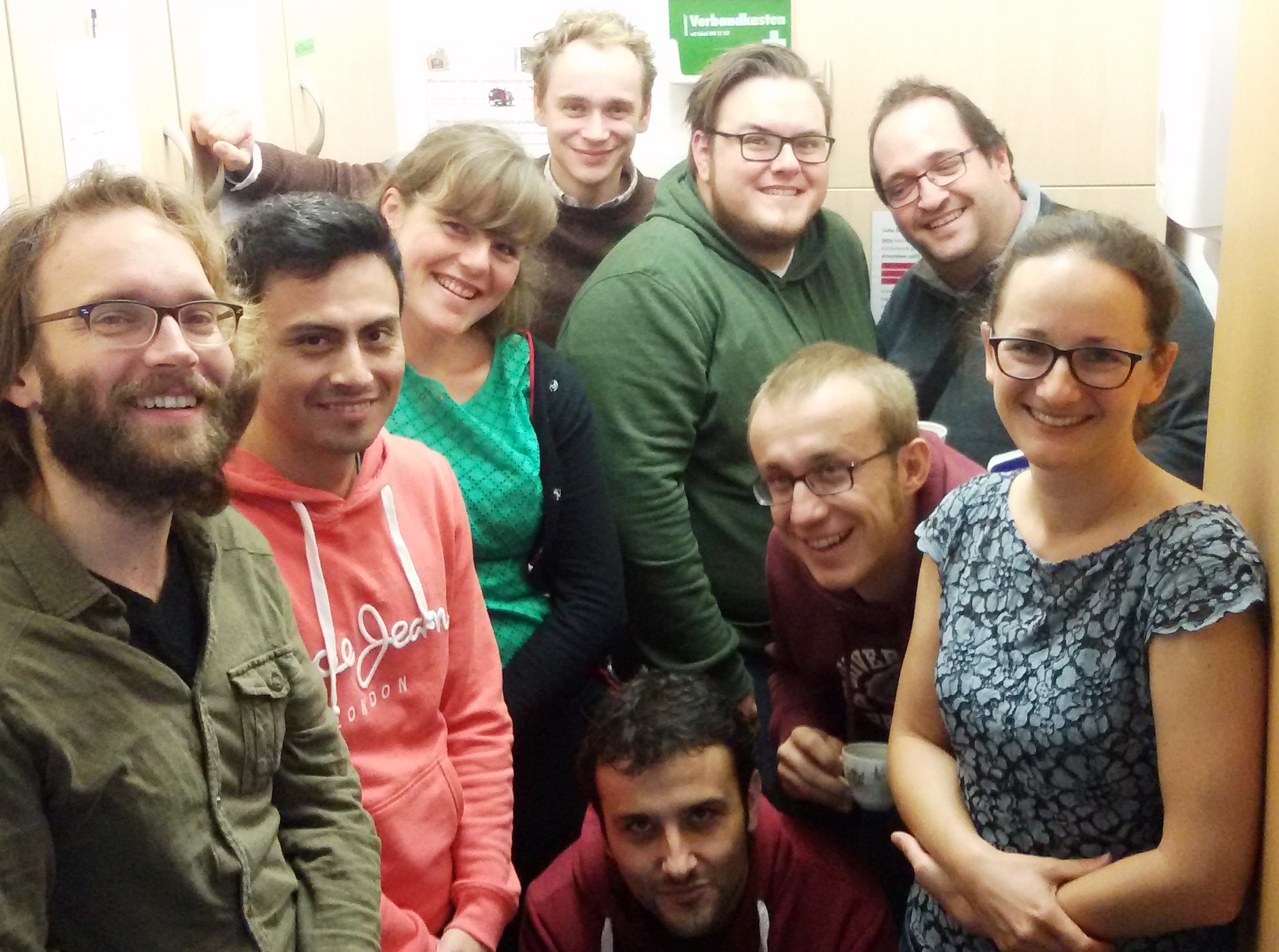 How many group members fit into the kitchen .....? How many group members fit into the kitchen .....?
