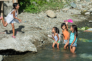 Im Wasser spielende Kinder. Foto: André Künzelmann/UFZ
