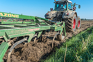 Ackerpflug und Traktor. Foto: André Künzelmann/UFZ