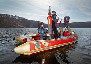 Forscher setzen Messboje vom Schlauchboot in See ein. Foto: André Künzelmann