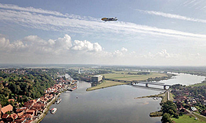 Zeppelin über Lauenburg an der Elbe.