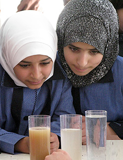 Water glases in front of two girls. Photo: UFZ