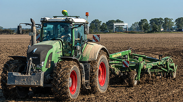 BONARES. Feldarbeiten mit Traktor. Foto: André Künzelmann/UFZ
