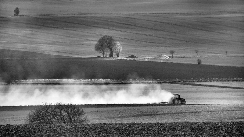 Staubwolken beim Bestellen von Feldern bei Wolfenbüttel in Niedersachsen.
Foto: Tanja Katterbach, April 2020.