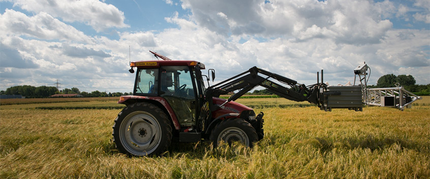 Traktor mit Messtechnik auf Feld