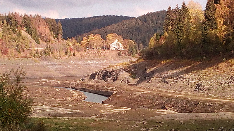 Die Oker-Talsperre im Harz war 2018 fast ausgetrocknet. Das fehlende Wasser legte große Teile der Seitentäler frei.
Foto: Mario Nebel, Oktober 2018.