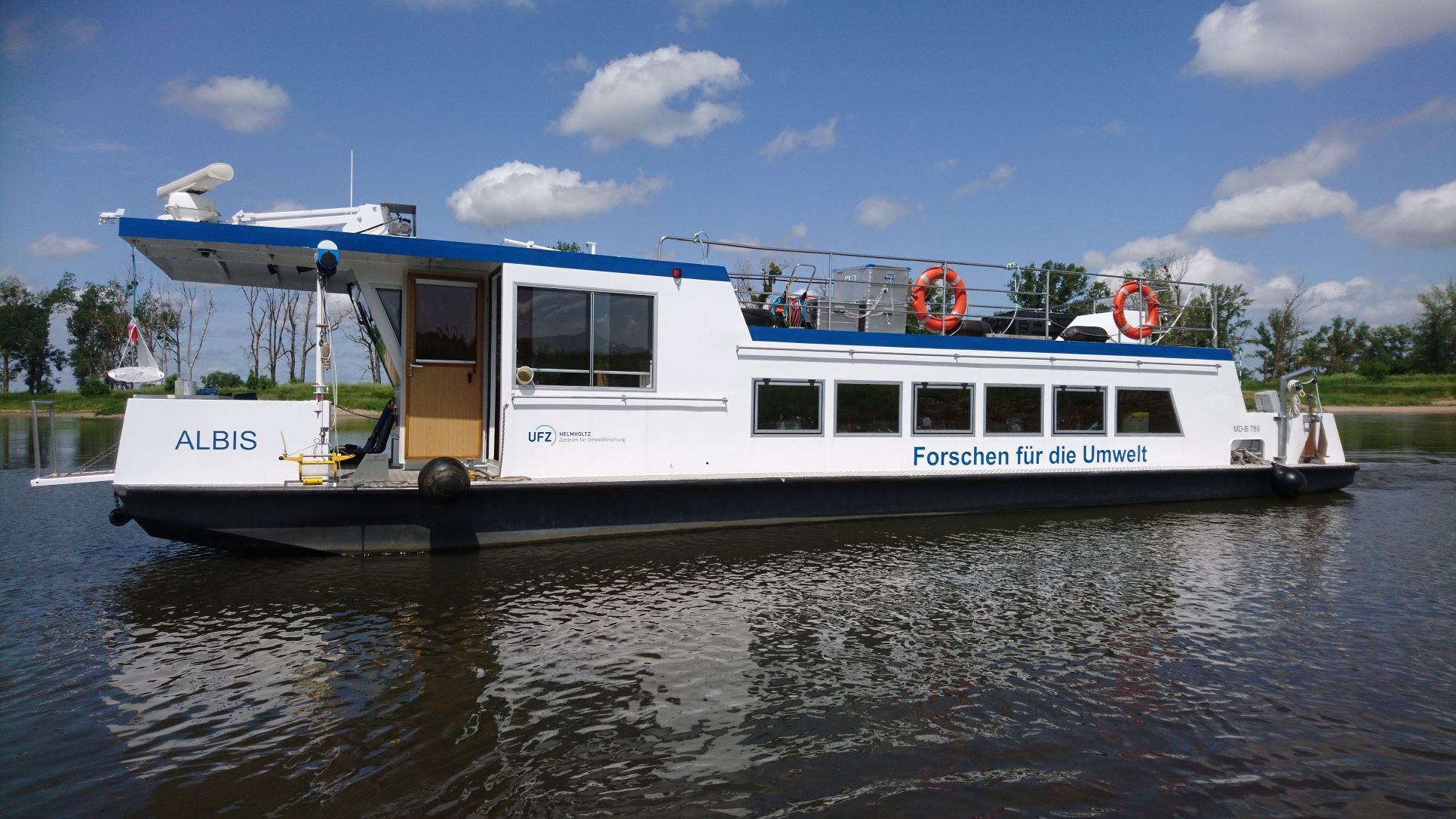 Forschungsschiff Albis auf der Elbe