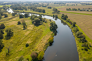 Ein Fluss fließt durch eine Agrarlandschaft. (Foto: UFZ)