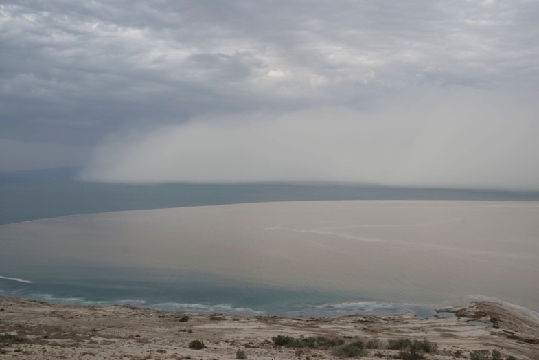 Sandsturm über dem Toten Meer und Sediment-Plum durch ein flash-flood Ereignis im Hinterland.