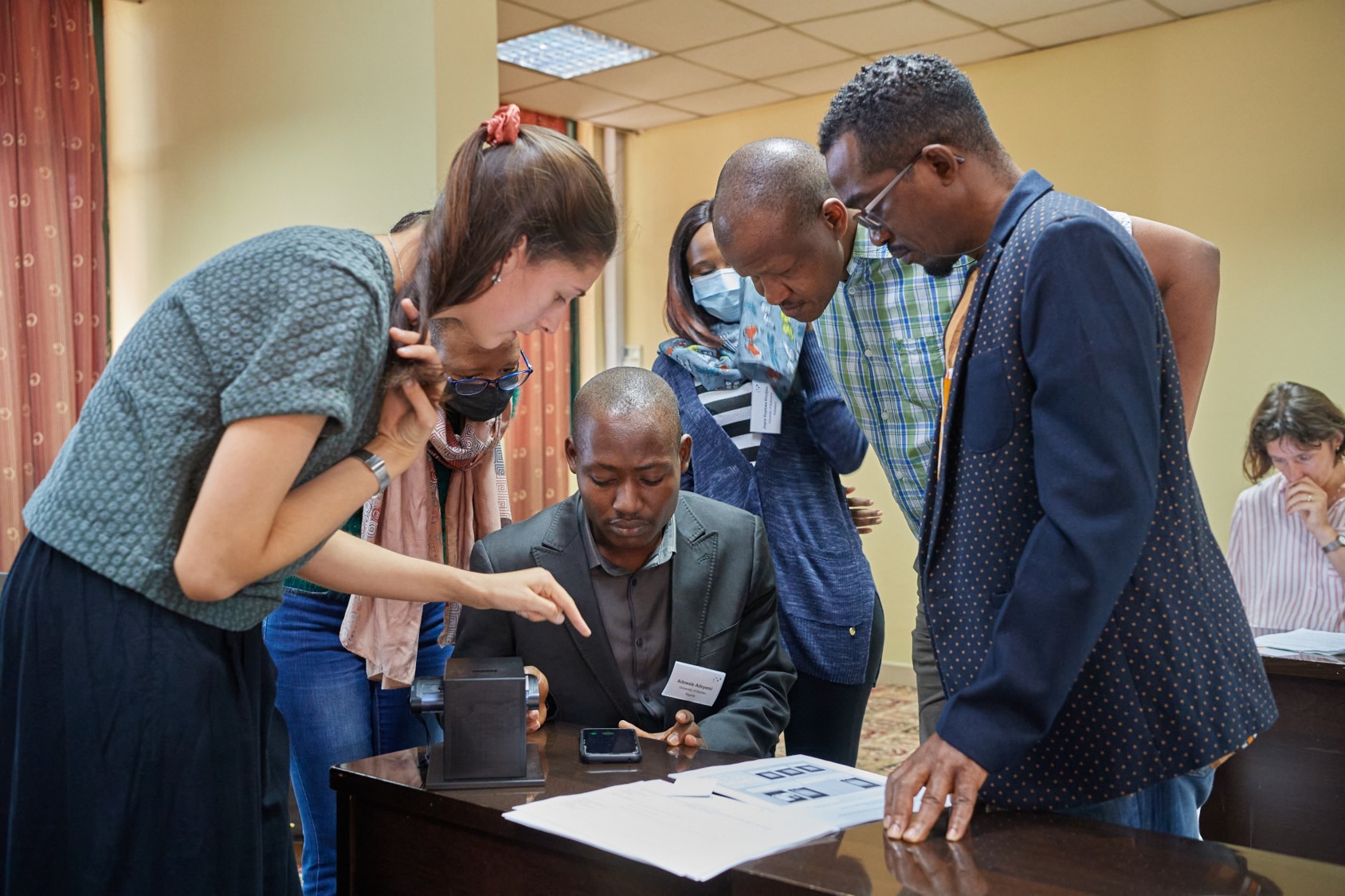 Julia Gabel gives instructions to the TLC analyses (Author: Roland Müller, UFZ)