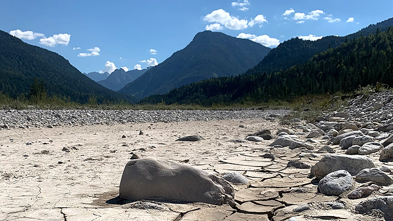 Komplett ausgetrockneter Rißbach in Oberbayern / Tirol.
Foto: Pia Rittinghaus, August 2022.