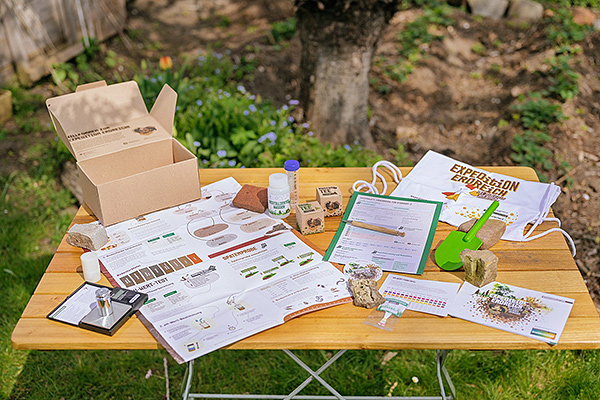 Eins von 4.500 Aktions-Kits für die Bürgerforschungsaktion "Expedition Erdreich". Foto: BMBF/Wissenschaftsjahr © Lilian Neuer