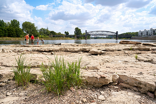 Ausgetrocknetes Flussbett_Shutterstock_1131131810