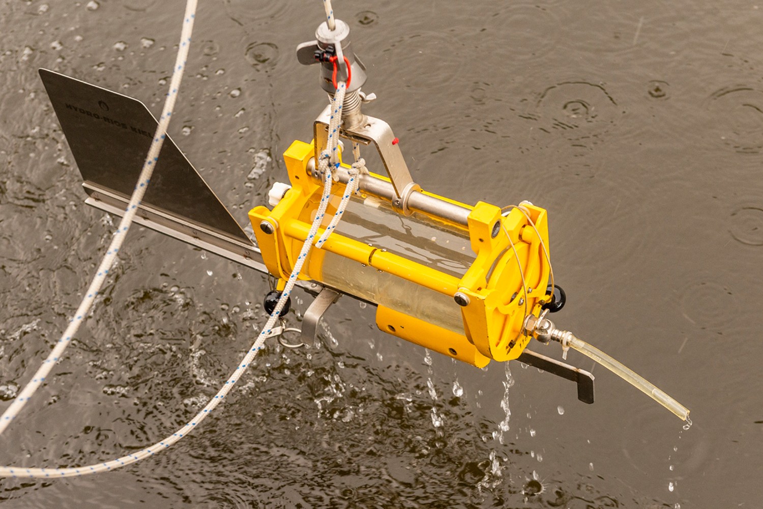 Entnahme von Wasserproben mit einem Horizontal-Wasserschöpfer. Foto: André Künzelmann/UFZ