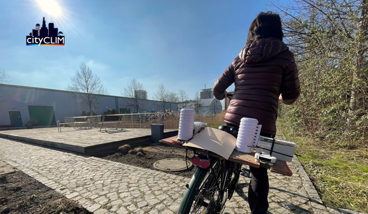 Radfahrerin mit Klimamessgeräten, Quelle UFZ