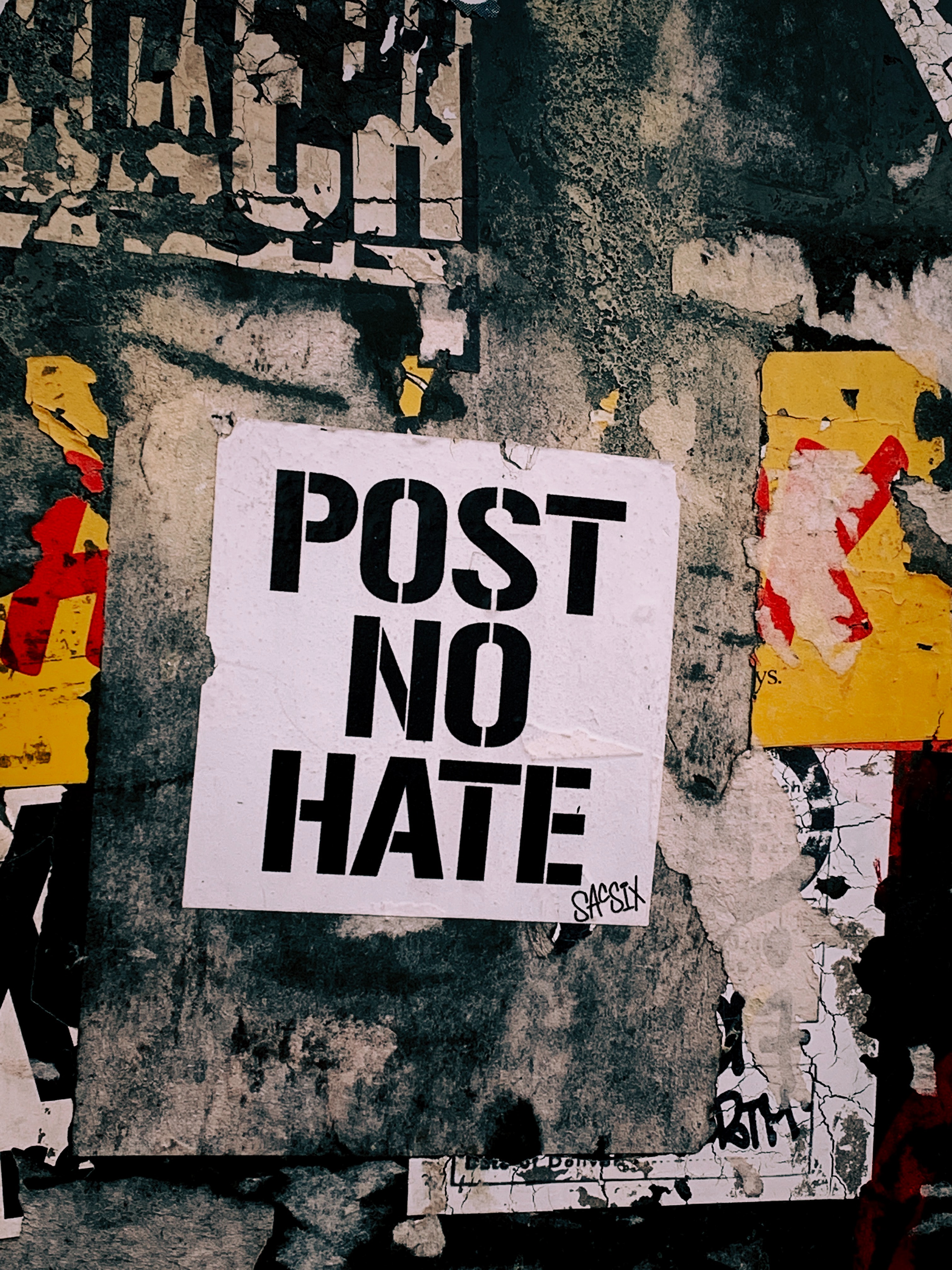 Bild eines Plakats auf Säule: Post no Hate