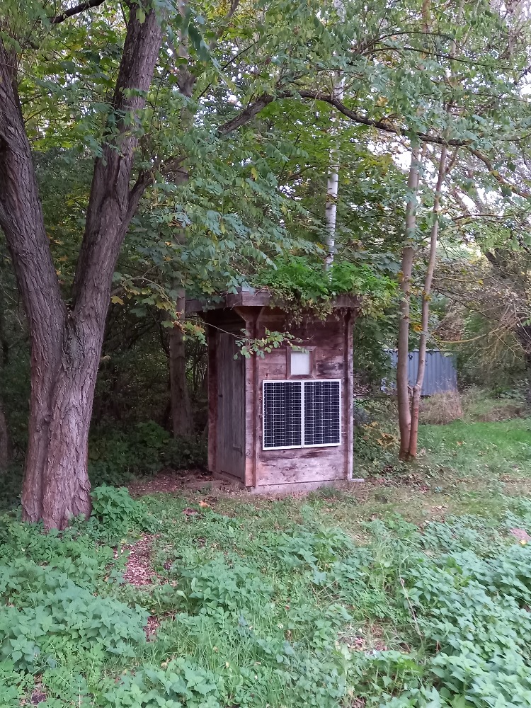 Energieautarkes Trockentoilettenhäuschen mit einem Gründach Energieautarkes Trockentoilettenhäuschen mit einem Gründach