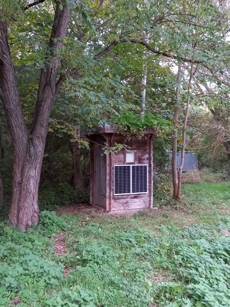 Energieautarkes Trockentoilettenhäuschen mit einem Gründach