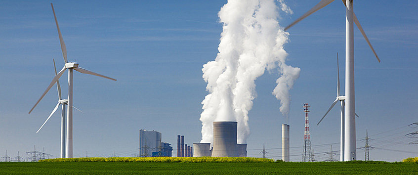 Windräder und konventionelles Kraftwerk im Hintergrund. Quelle: Stefan Ouwenbroek - Fotolia Windräder und konventionelles Kraftwerk im Hintergrund. Quelle: Stefan Ouwenbroek - Fotolia