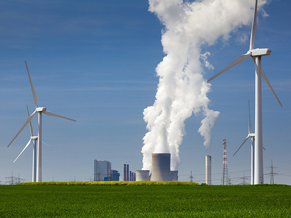 Windräder und konventionelles Kraftwerk im Hintergrund. Quelle: Stefan Ouwenbroek - Fotolia