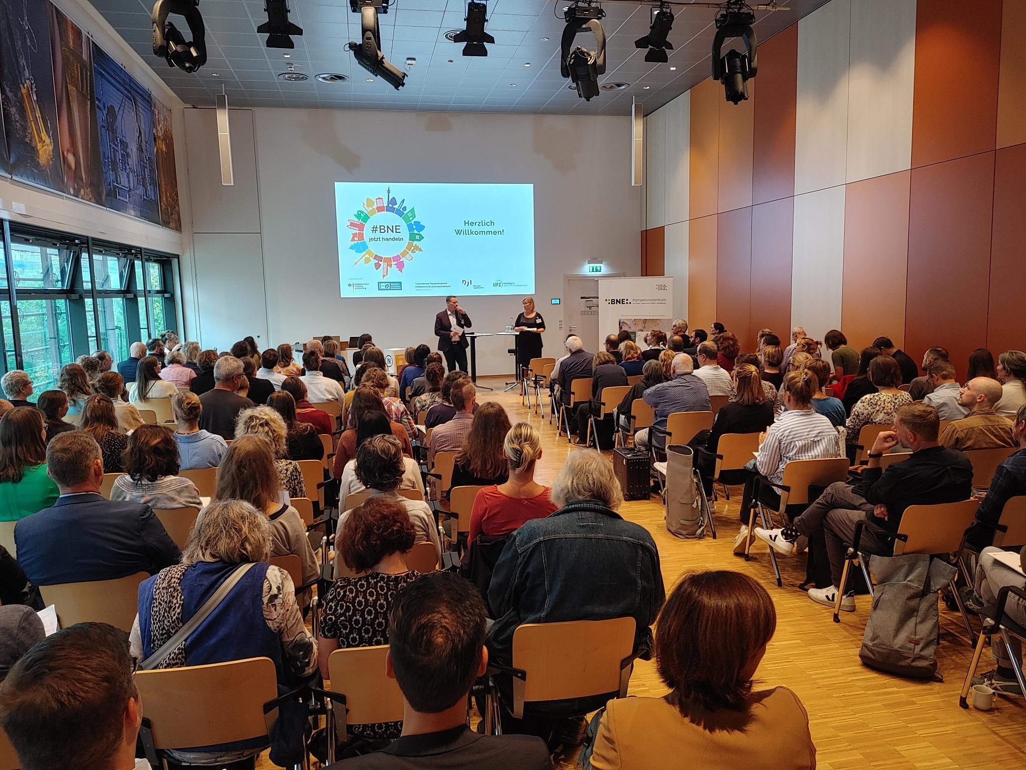 Volle Reihen im Saal 1A des KUBUS – der Auftakt einer inspirierenden Tagung. (Bildrechte: Lara Potrykus)