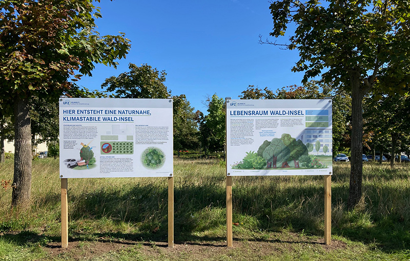 Infotafeln zu den entstehenden naturnahen, klimastabilen Wald-Inseln am Standort Halle. Quelle: UFZ Infotafeln zu den entstehenden naturnahen, klimastabilen Wald-Inseln am Standort Halle. Quelle: UFZ