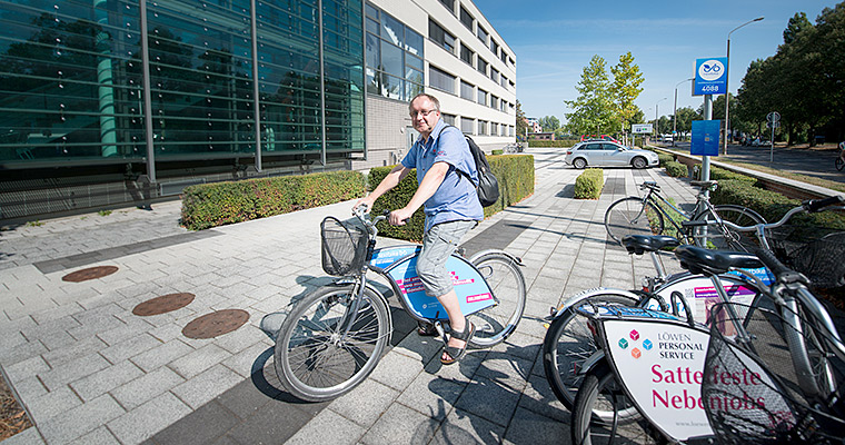 Umweltfreundliche Mobilität: Bikesharing-Station
Durch eine Bikesharing-Station des Anbieters nextbike  erreicht man den UFZ Standort Leipzig umweltfreundlich und flexibel. Foto: Sebastian Wiedling/UFZ