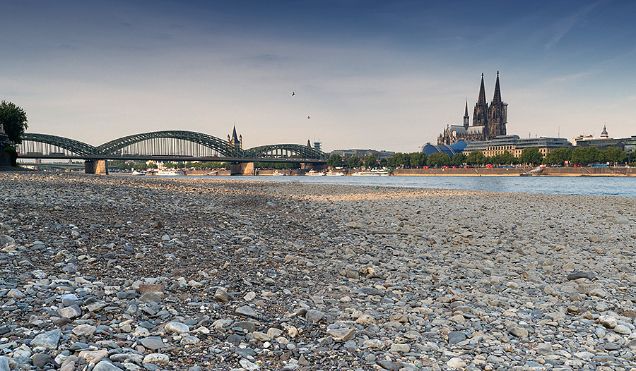 Symbolbild: Niedrigwasser des Rheins bei Köln. Blick auf die Hohenzollernbrücke und den Dom. Source:  alfotokunst, Adobe Stocks, #295917532