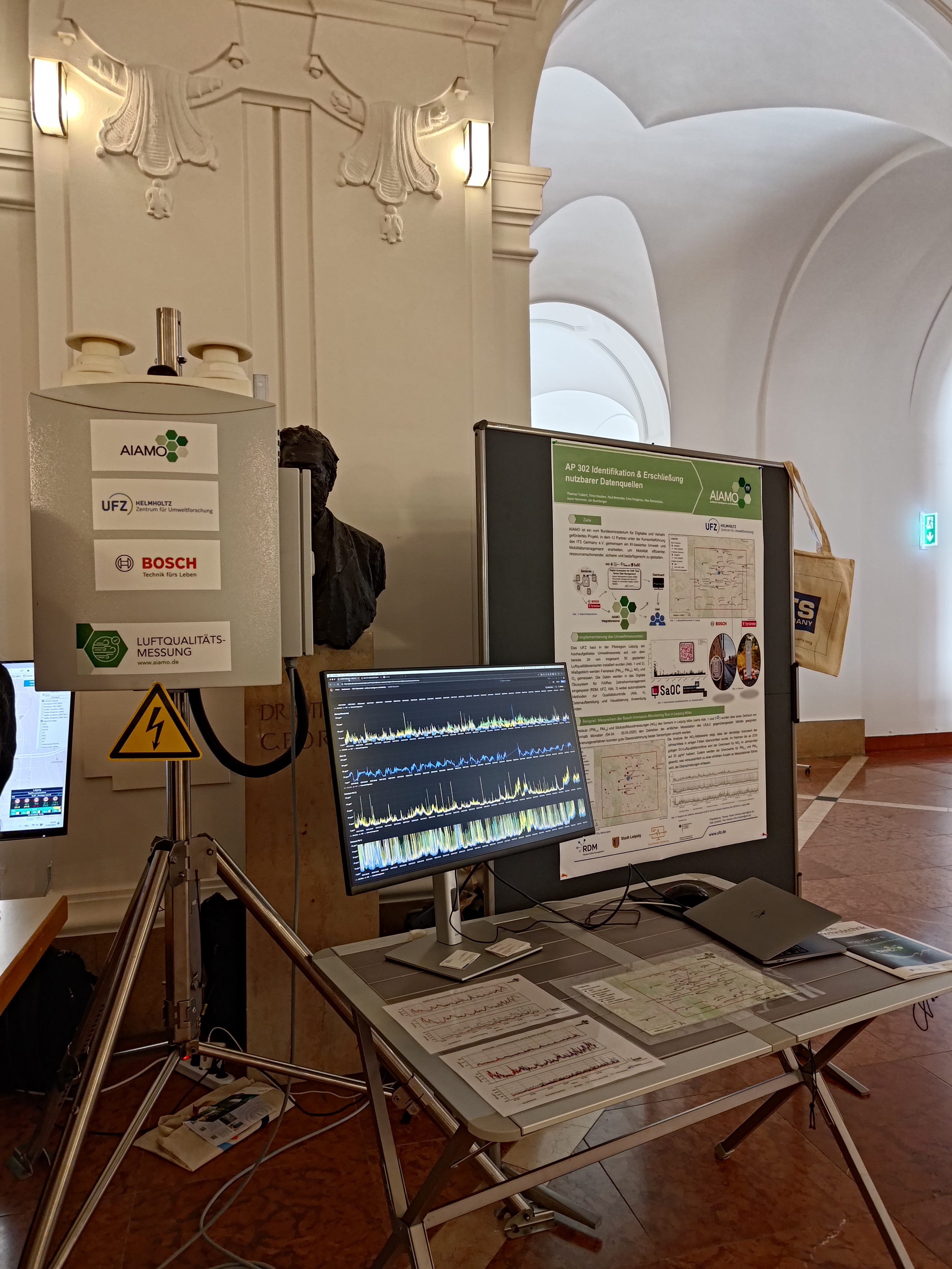 Luftqualitätssensor, Dashboard und Poster bei der Data Week 2025 in Leipzig