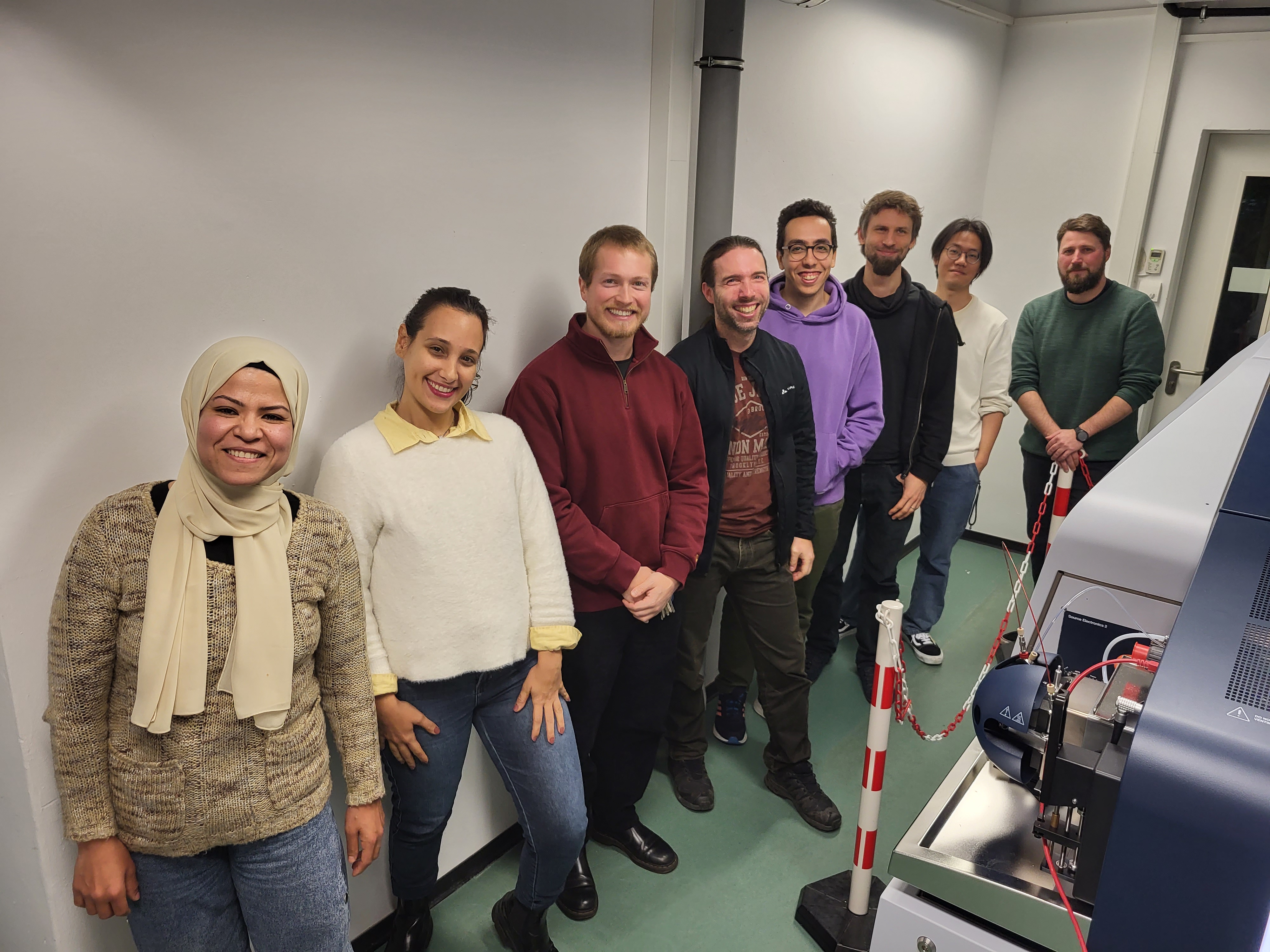 Die Teammitglieder der AG BioGeoOmics am neuen ScimaX im November 2023 (v.l.n.r.): Rania, Rebecca, Konstantin, Oliver, Michel, Jan, Shuxian, Carsten. Nicht auf dem Bild: Johann, Laura. Foto: Limei Han
