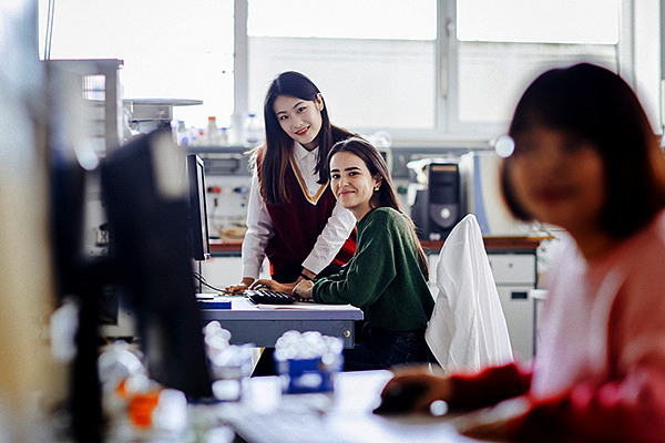 Three scientist in lab. Photo: Anne Schwerin