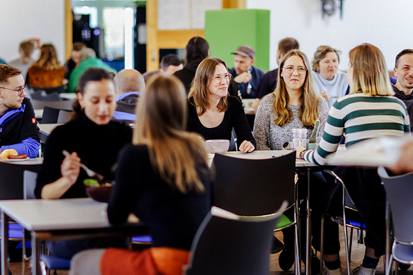 Gespr&auml;chssituation Personen in Kantine. Foto: Anne Schwerin