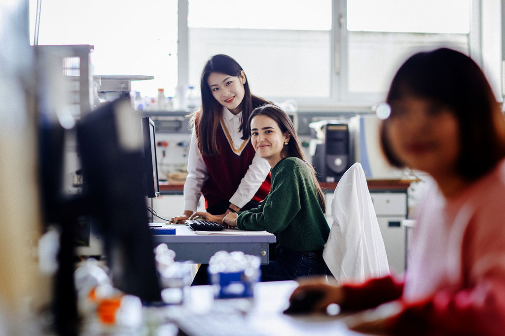 Three women in front of a computer in a laboratory. Photo: Anne Schwerin