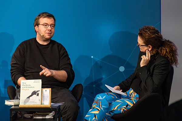 Matthias J&uuml;gler ("Wir dachten, wir k&ouml;nnten fliegen") und Bettina von Suntum (Moderation) | HEL 2026 | Foto: Klaus-D. Sonntag
