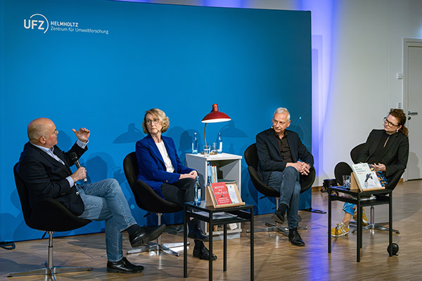 V.r.n.l.: Prof. Jens Kersten, Prof. Katrin B&ouml;hning-Gaese, Prof. Helmuth Trischler und Bettina van Suntum | HEL 2026 | Foto: Klaus-D. Sonntag