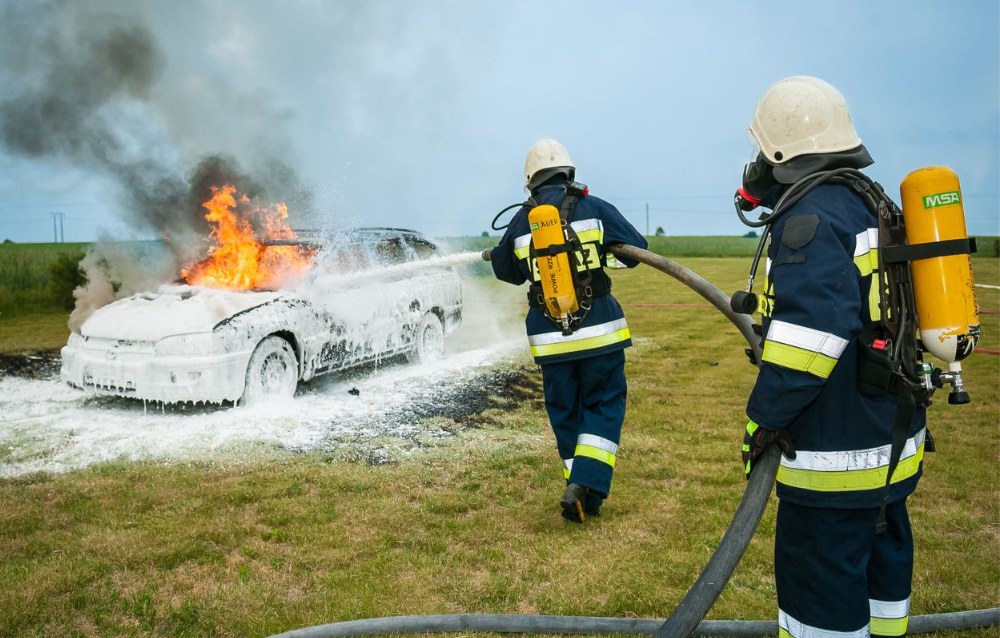 L&ouml;schen eines brennenden Fahrzeugs &copy; Pexels