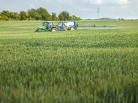 Eintrag von Chemikalien in Gewässer durch Landwirtschaft. Foto: André Künzelmann/UFZ Eintrag von Chemikalien in Gewässer durch Landwirtschaft. Foto: André Künzelmann/UFZ