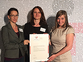 Katja Corente (UFZ-Personalentwicklung), Dr. Heike Graßmann (Administrative Geschäftsführerin des UFZ) und Dr. Christine Reinemann (stellvertr. Gleichstellungsbeauftragte) mit dem Zertifikat des Audits berufundfamilie. Foto: beruf-und-familie.de