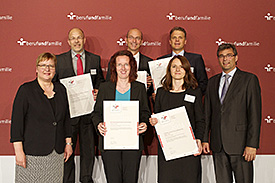 Arbeitgeber aus Bayern und Sachsen mit dem neuen Zertifikat. Foto: beruf-und-familie.de Arbeitgeber aus Bayern und Sachsen mit dem neuen Zertifikat. Foto: beruf-und-familie.de